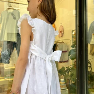 Abito elegante in lino bianco con fiocco sulla schiena
