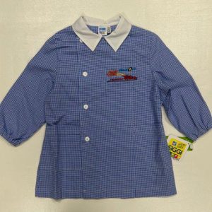 Grembiule asilo quadretti azzurri bambino con abbottonatura laterale Siggi ricamo Car 3888
