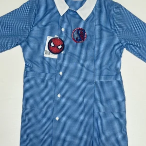 Grembiule quadretti azzurri asilo bambino con abbottonatura laterale Marvel Spiderman G303