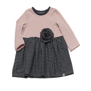 Abito rosa e gonna a quadri