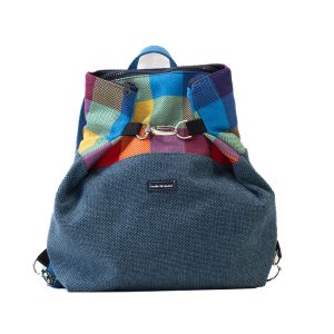 Zaino blu e quadri colorati